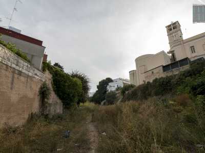 E� arrivato ora il momento di entrare nel centro abitato di Torre a Mare, l� dove la lama dovrebbe proseguire per andare a concludere il suo corso nell�Adriatico. Da via Vittorio Positano arriviamo cos� in via Lama di Giotta, dove purtroppo abbiamo una brutta sorpresa, perch� qui il percorso verde dopo aver fiancheggiato palazzi e chiese...